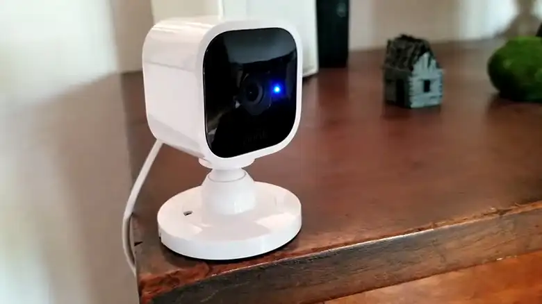 blinking-blue-light-on-security-camera-easy-explantion-safety-suggest